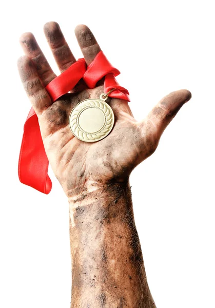 Guld medalj i hand — Stockfoto