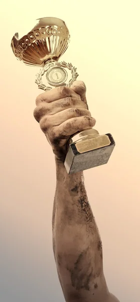 Copo de ouro em mãos sujas — Fotografia de Stock