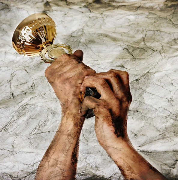 Cup in dirty hands — Stock Photo, Image