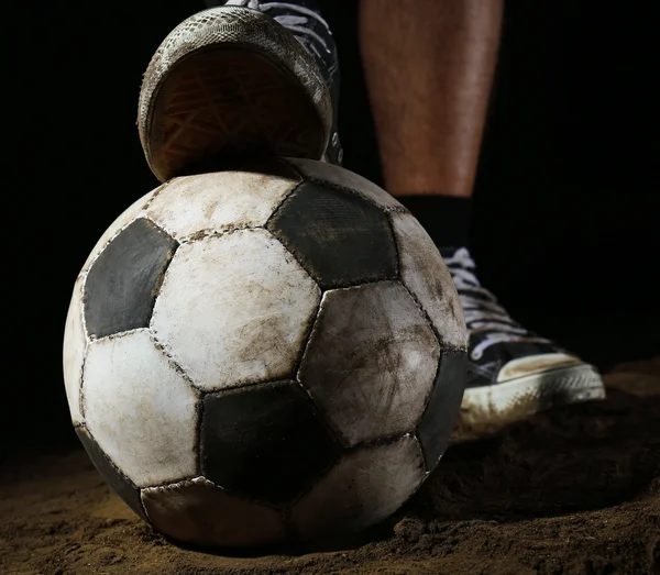 Bola de futebol no chão — Fotografia de Stock