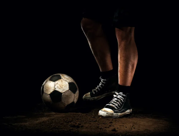 Balón de fútbol en el suelo —  Fotos de Stock