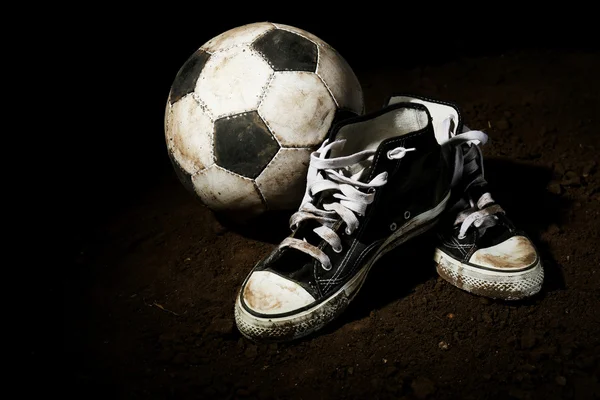 Bola de futebol no chão — Fotografia de Stock