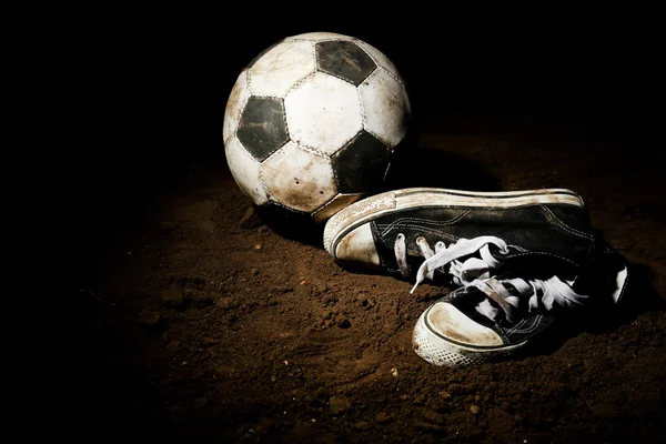 Futbol topu yere