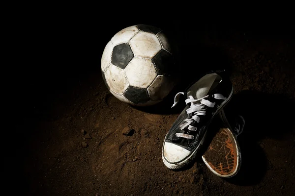 Bola de futebol no chão — Fotografia de Stock
