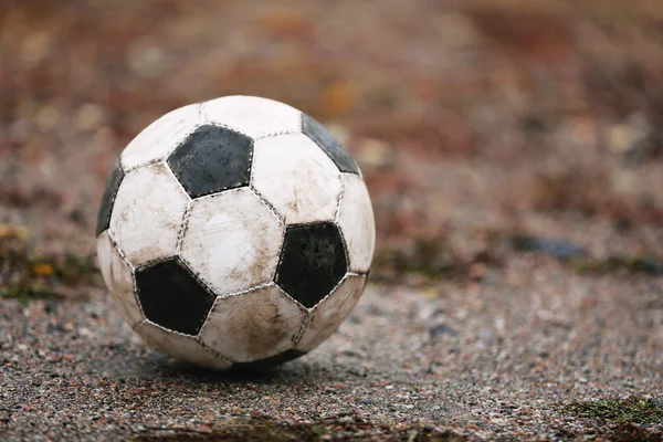 Bola de futebol no chão — Fotografia de Stock