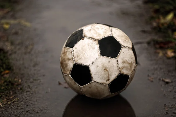 Bola de futebol no chão — Fotografia de Stock