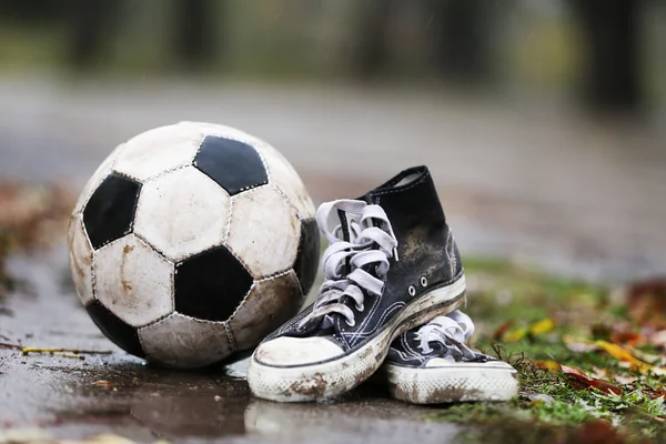 Bola de futebol no chão — Fotografia de Stock