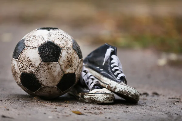 Bola de futebol no chão — Fotografia de Stock