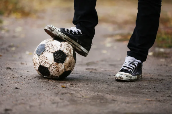 Bola de futebol no chão — Fotografia de Stock