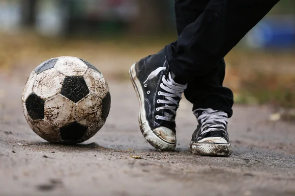 Bola de futebol no chão — Fotografia de Stock