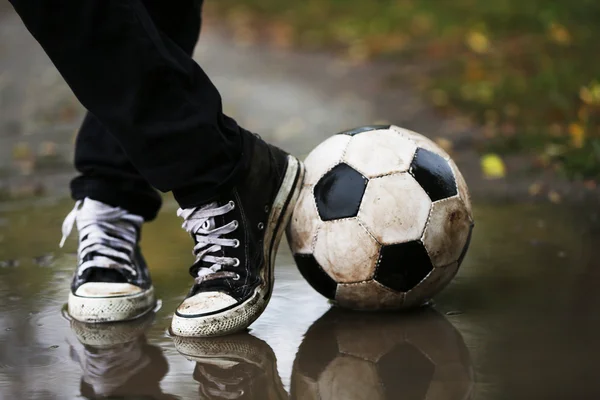 Bola de futebol no chão — Fotografia de Stock