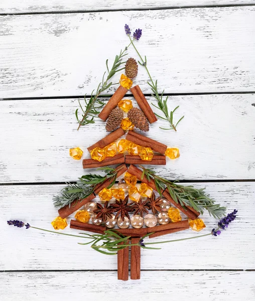 Weihnachtsbaum mit Zapfen ausgekleidet — Stockfoto