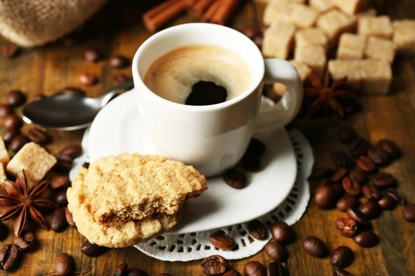 Filiżankę kawy i smaczne ciasteczko — Zdjęcie stockowe