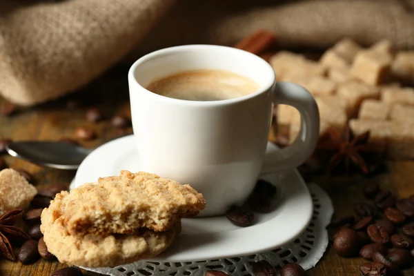 Tasse Kaffee und leckeres Gebäck — Stockfoto