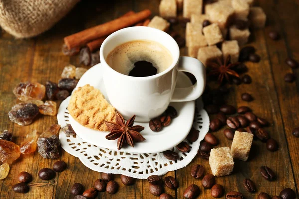 Tazza di caffè e biscotti gustosi — Foto Stock