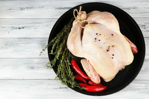 Pollo crudo en la mesa — Foto de Stock