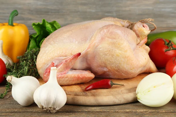 Сырая курица на столе — стоковое фото