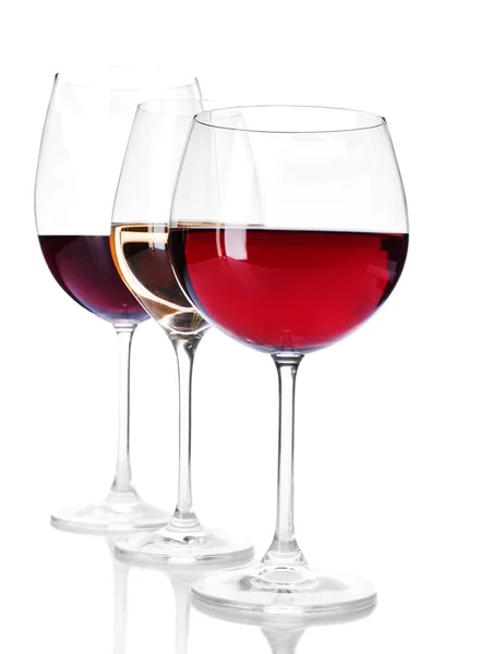 Gafas de vino con vino tinto y blanco aislado sobre blanco — Foto de Stock