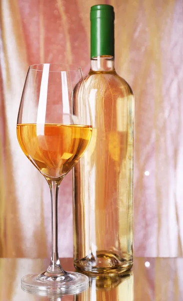 Şarap şişesi ve şarap kadehi. — Stok fotoğraf