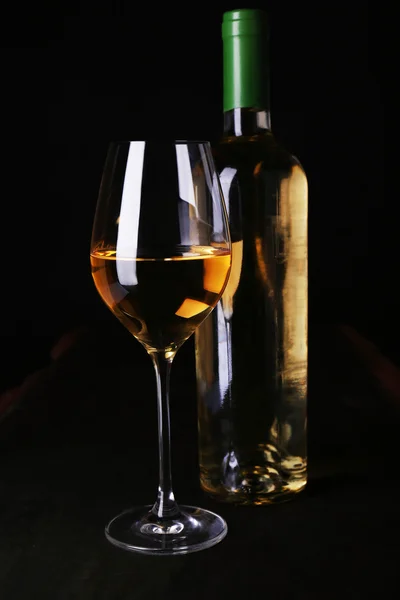 Butelka wina i kieliszek do wina — Zdjęcie stockowe