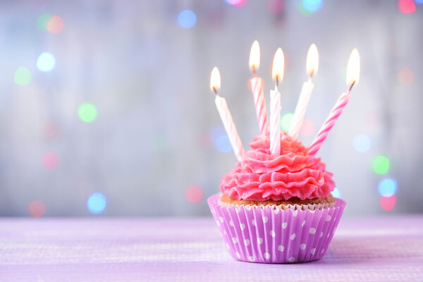 Delicioso cupcake de cumpleaños — Foto de Stock