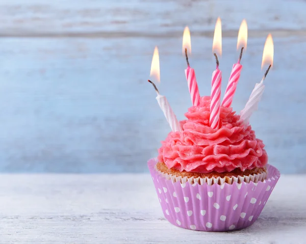 Delicioso aniversário cupcake — Fotografia de Stock