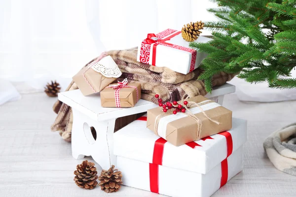 Presenteert in de buurt van de kerstboom — Stockfoto