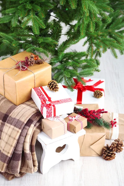 Geschenke neben dem Weihnachtsbaum — Stockfoto