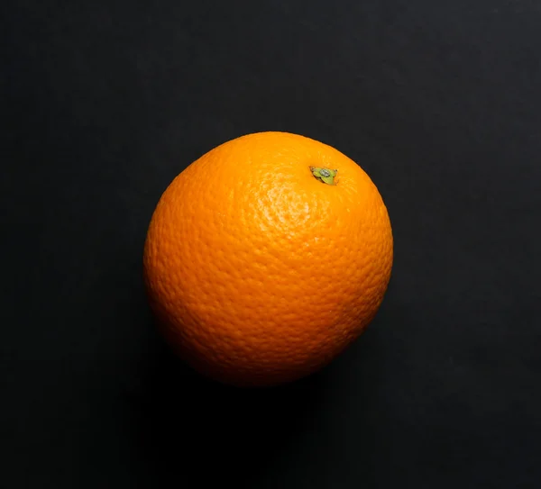 Laranja sobre fundo preto — Fotografia de Stock