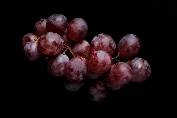 Winogrona na czarnym tle — Zdjęcie stockowe