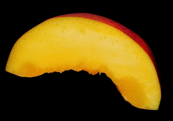 Fetta di mango su sfondo nero — Foto Stock