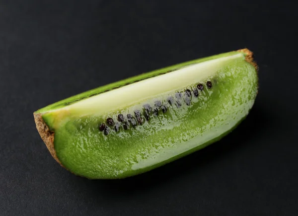 Kiwi slice op zwarte achtergrond — Stockfoto