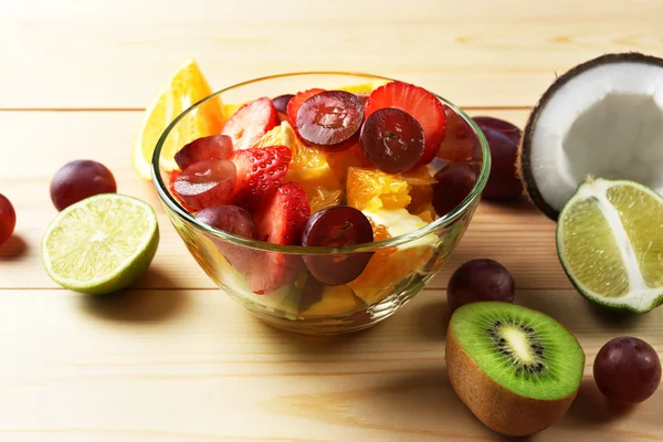 Ensalada de frutas en tazón — Foto de Stock