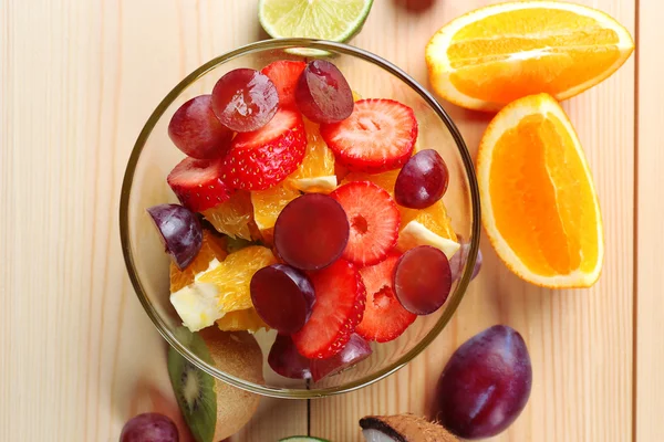 Obstsalat in Schüssel — Stockfoto