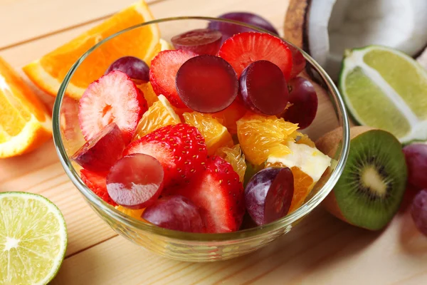 Salada de frutas em tigela — Fotografia de Stock