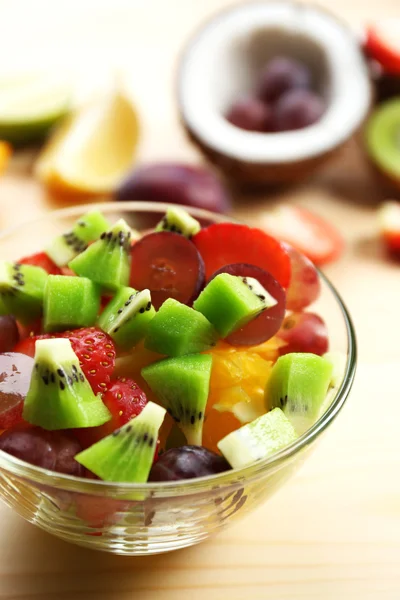 Ensalada de frutas en tazón —  Fotos de Stock