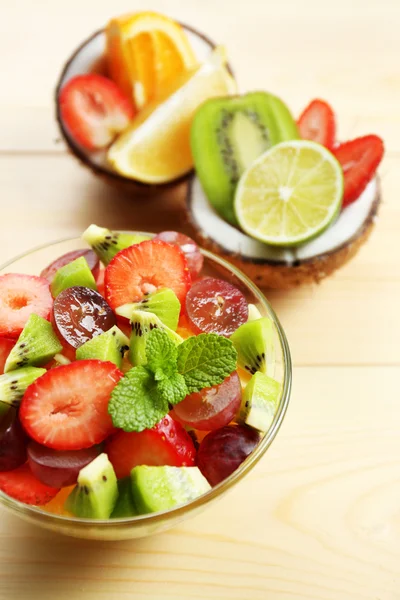 Ensalada de frutas en tazón — Foto de Stock