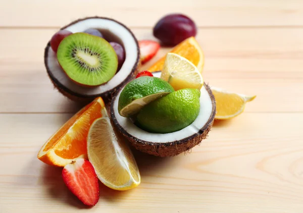 Salada de frutas na mesa — Fotografia de Stock