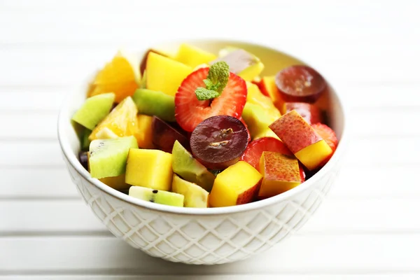 Vruchtensalade in schaal — Stockfoto