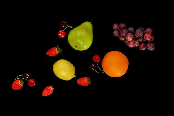 Frutas sobre fondo negro — Foto de Stock
