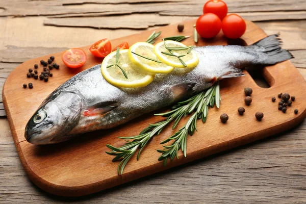 Frischer roher Fisch — Stockfoto