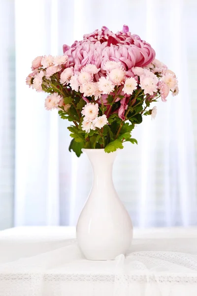 Hermosas flores en floreros — Foto de Stock