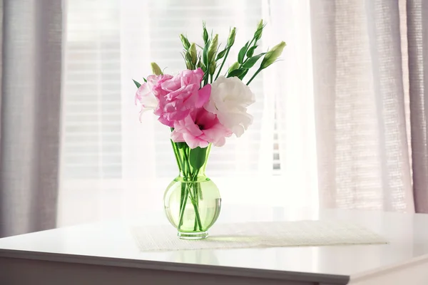 花瓶に美しい花 — ストック写真