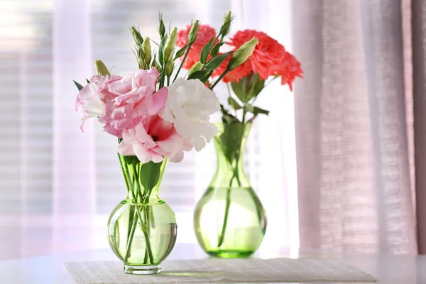 Hermosas flores en jarrón — Foto de Stock