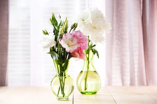 Hermosas flores en jarrón — Foto de Stock