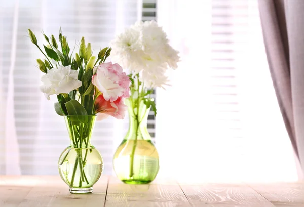 Vackra blommor i vas — Stockfoto