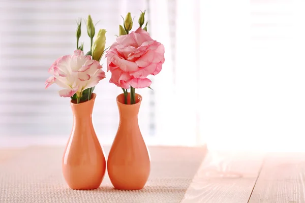 Piękne kwiaty w wazonach — Zdjęcie stockowe