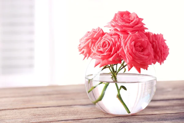 Schöne Blumen in Vasen — Stockfoto