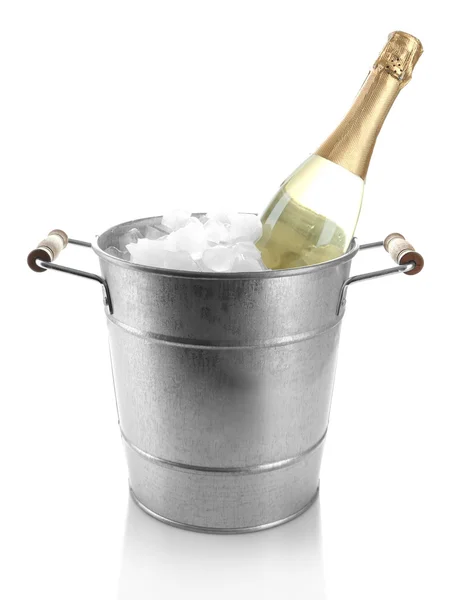 存储桶中的香槟瓶 — 图库照片