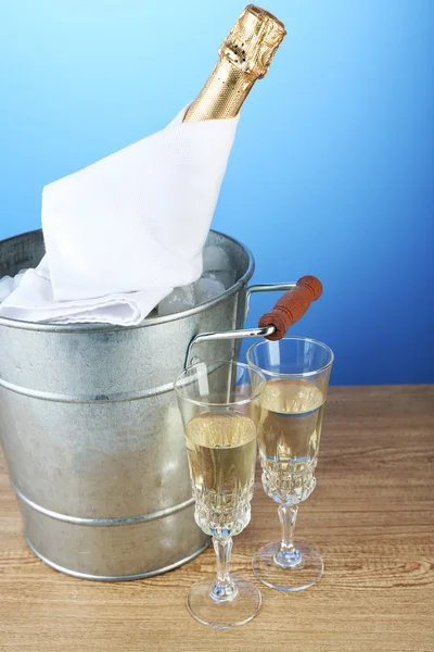 Bottiglia di champagne in secchio — Foto Stock